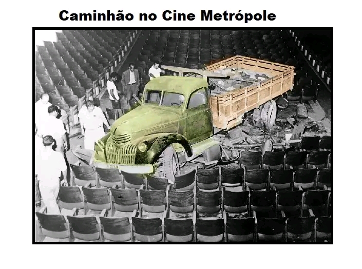 Caminhão invade o Cine Metrópole