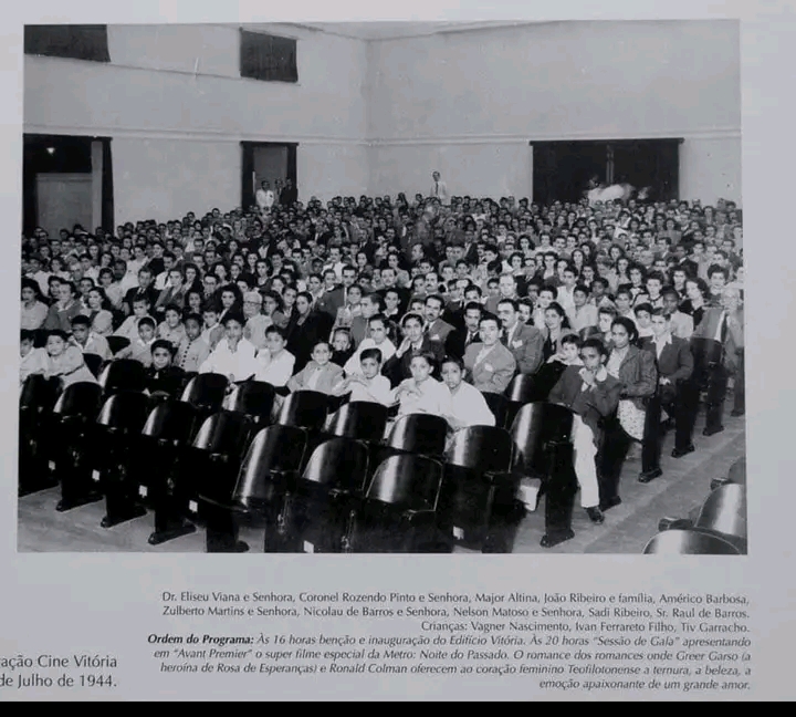 Autoridades na inauguração do Cine Vitória
