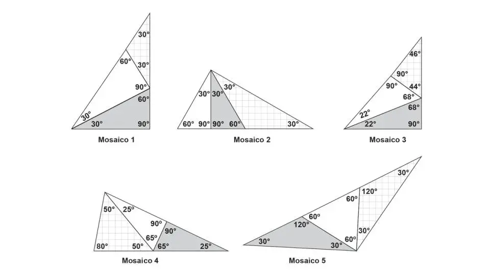 Pretende-se construir um mosaico com o formato de um triângulo retângulo, dispondo-se de três peças, sendo duas delas triângulos retângulos congruentes e a terceira um triângulo isósceles. A figura apresenta cinco mosaicos formados por três peças. Pretende-se construir um mosaico com o formato de um triângulo retângulo, dispondo-se de três peças, sendo duas delas triângulos retângulos congruentes e a terceira um triângulo isósceles. A figura apresenta cinco mosaicos formados por três peças.